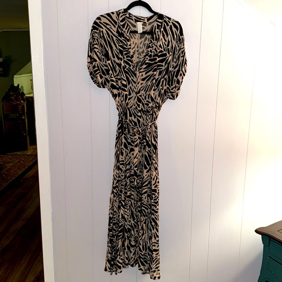 H&M Dresses & Skirts - H&M Animal Print Maxi Dress Size L
